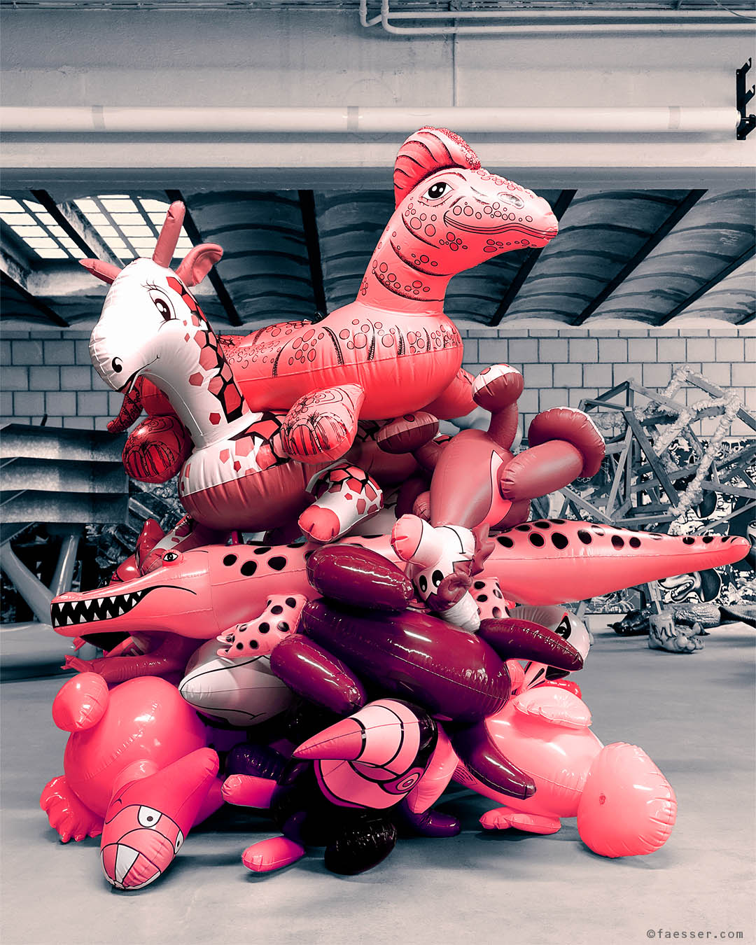 Inflated animals piled on top of each other; work of art as figurative sculpture; artist Roland Faesser, sculptor and painter 2019