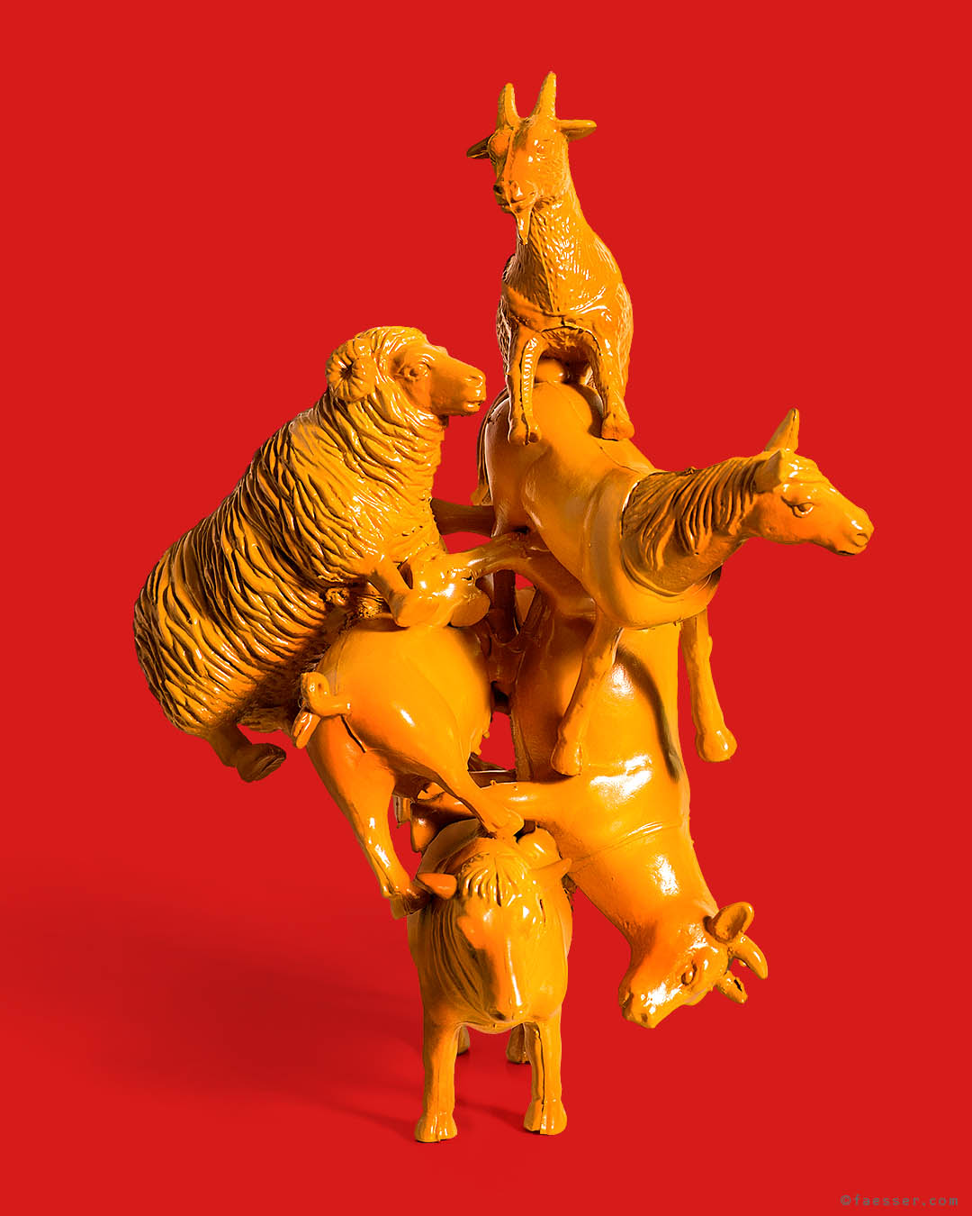 Paparazzi: Six stacked up animals wrestle for the best views; work of art as figurative sculpture; artist Roland Faesser, sculptor and painter 2016