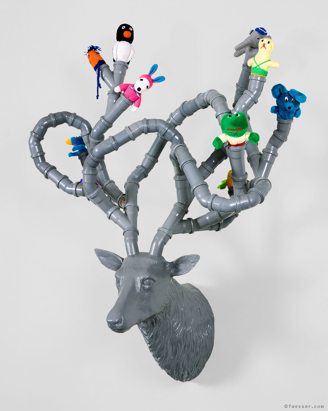 A Capella: deer trophy with outgrown antlers pipes and choral singing plush toys; work of art as figurative sculpture; artist Roland Faesser, sculptor and painter 2007